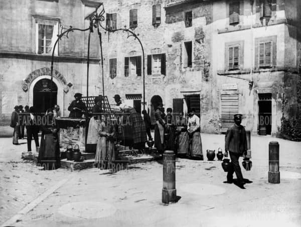 Lago Trasimeno - Anno 1900
Nella foto: Donna al pozzo di piazza del Popolo
FARABOLAFOTO ( 820170 )