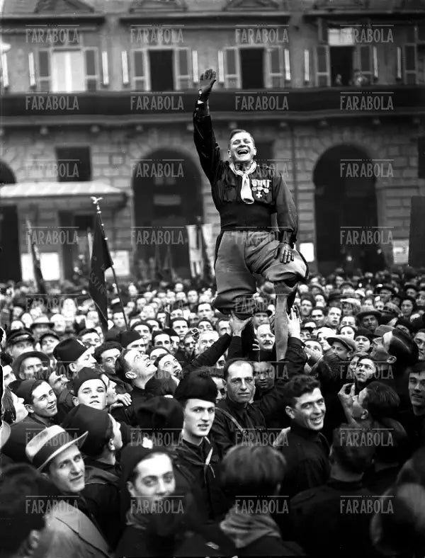Folla in Piazza San Carlo, Visita di Benito Mussolini a Torino, 1932
