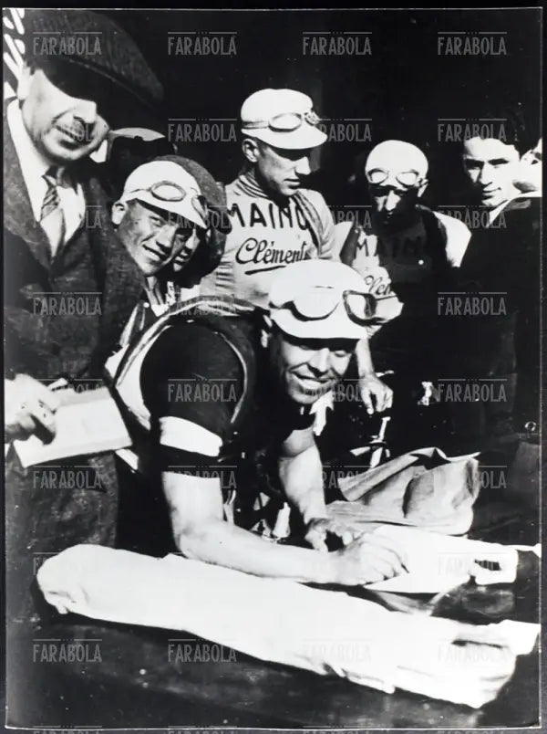 Learco Guerra alla firma di partenza del Giro d'Italia, Milano, 1934