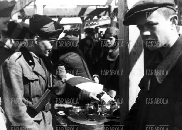 Un soldato dello CSIR al mercato, Pavlograd, 1942