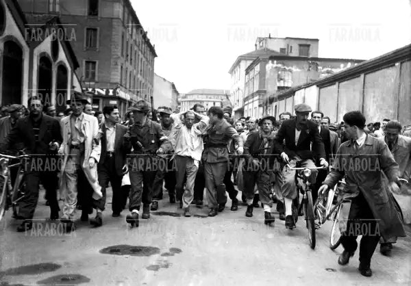 Partigiani conducono Carlo Barzaghi alla fucilazione, Milano, 1945