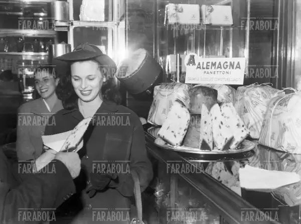 Lucia Bosè nel negozio Alemagna, Milano, 1947