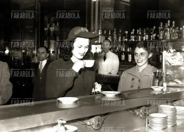 Lucia Bosè nel negozio Alemagna, Milano, 1947