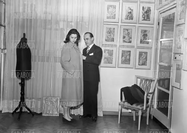 Il sarto Ubaldo Baratta con Lucia Bosè, Milano, 1947