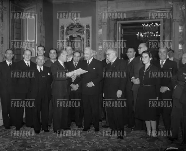 Umberto Terracini consegna a Enrico De Nicola il testo della nuova Costituzione, Roma, 1947