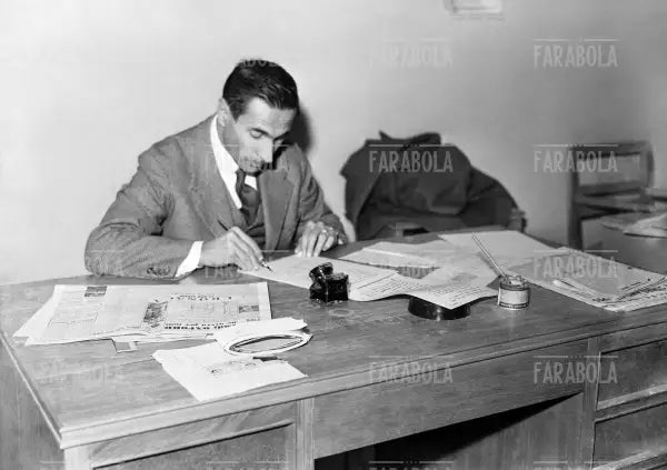 Dino Buzzati nella redazione del Corriere Lombardo, Milano, 1947