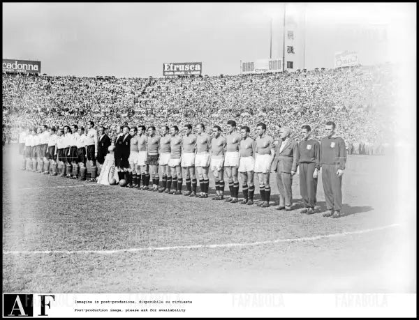Arbitro e guardalinee con le formazioni, amichevole Italia vs Inghilterra, 1948