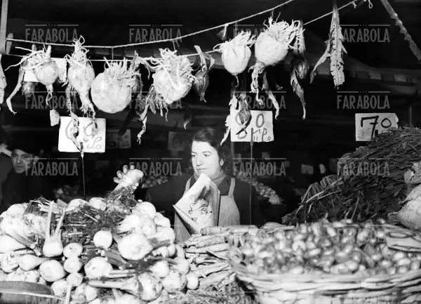 Bancarella di frutta al mercato, Milano, 1949