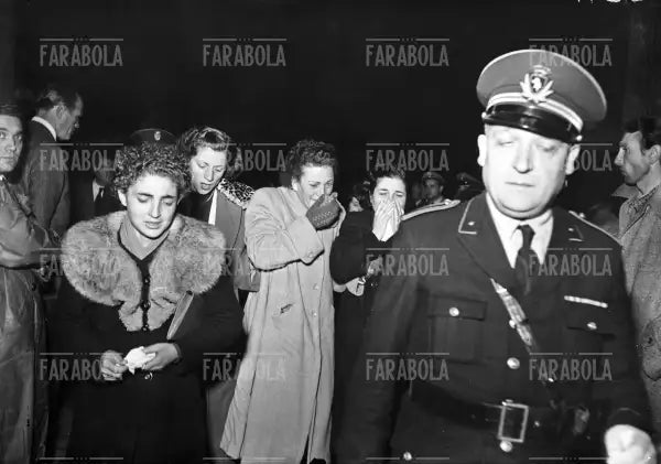 I parenti delle vittime alla camera ardente del Grande Torino, 1949