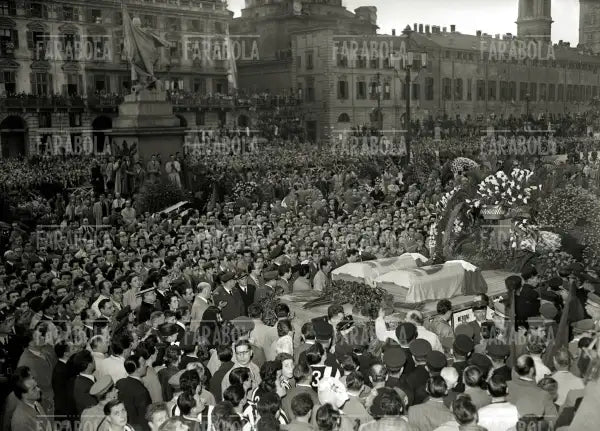 La folla circonda le bare dell'equipaggio, Funerali del Grande Torino, 1949
