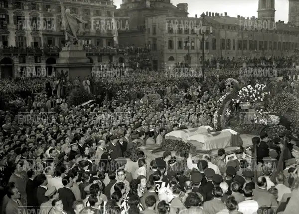 La folla circonda le bare dell'equipaggio, Funerali del Grande Torino, 1949