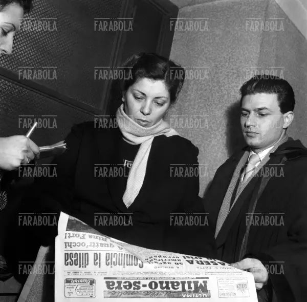 Rina Fort legge Milano-Sera, processo per il Delitto di Via San Gregorio, Milano, 1950