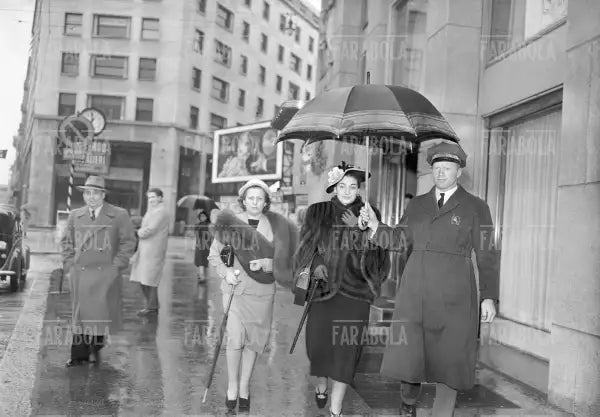 Maria Callas e Giovanni Battista Meneghini davanti all'Hotel dei Cavalieri, Milano, 1950