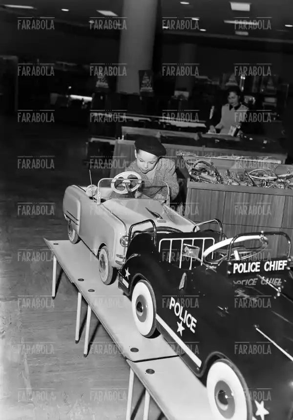Bambino davanti alle macchinine, La Rinascente, Milano, 1950