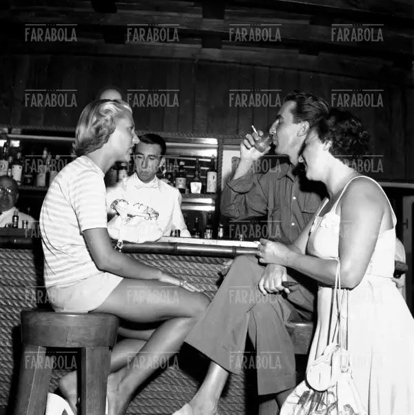 Giovani al bar della Capannina, Forte dei Marmi, 1950