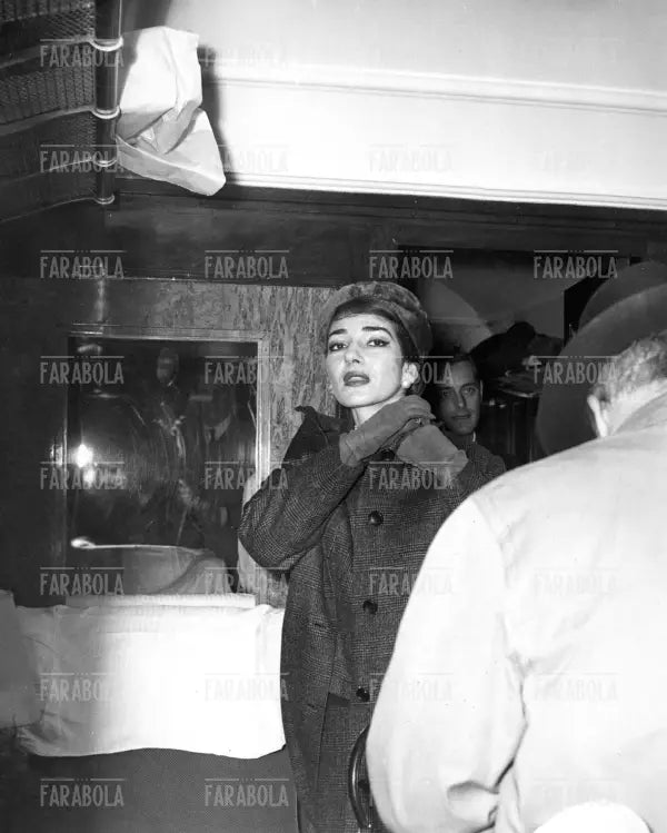 Maria Callas in treno alla stazione Termini, Roma, anni 50