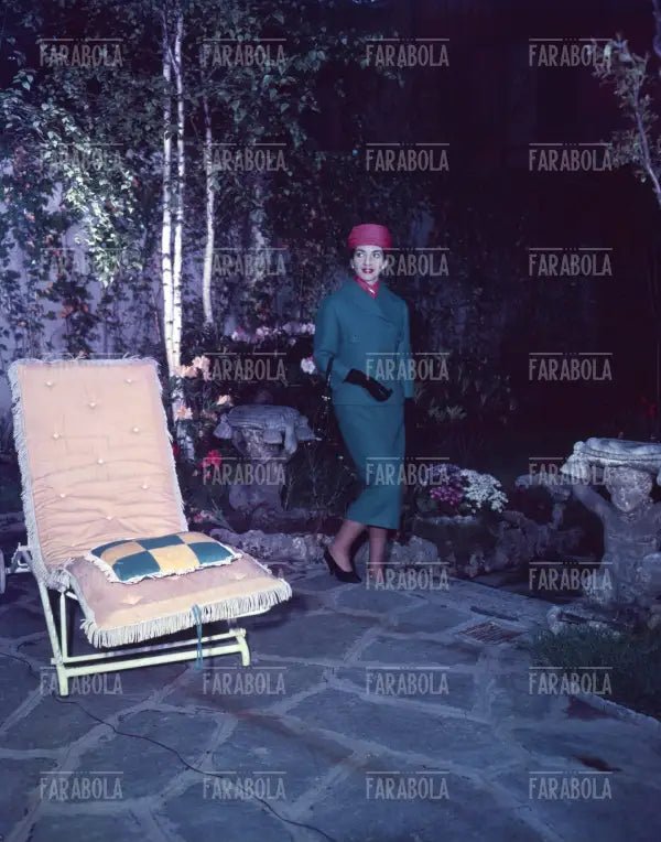 Maria Callas nel giardino della sua casa di via Buonarroti, Milano, anni 50