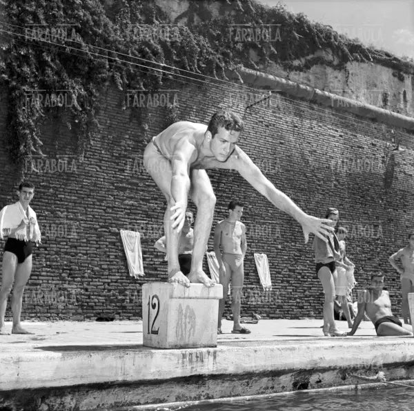 Carlo Pedersoli (Bud Spencer) trainiert mit der italienischen Schwimmnationalmannschaft, Verona, 1951