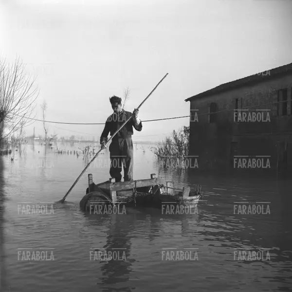 Un uomo su una zattera in un paese sommerso, Alluvione del Polesine, 1951