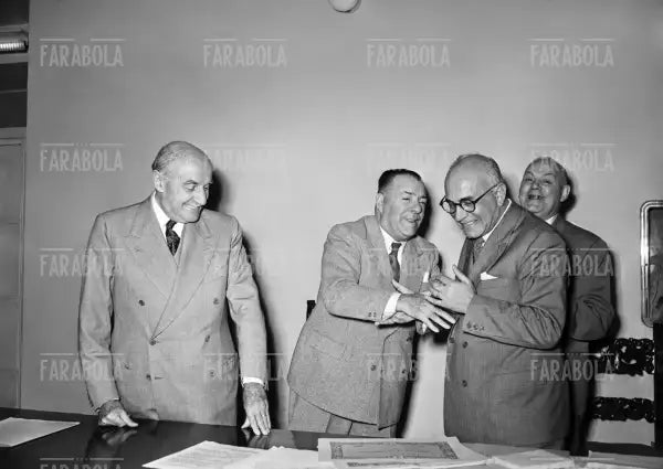 Umberto Brustio ehrt langjährige Angestellte von La Rinascente, Mailand, 1952