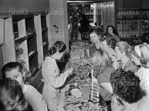 Dimostrazione di smalto per unghie alla Rinascente, Milano, 1952