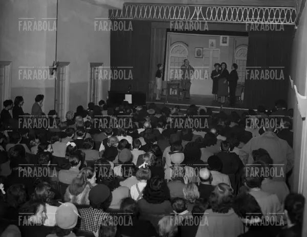 Spettacolo dei dipendenti della Rinascente all'Opera Cardinal Ferrari, Milano, 1952