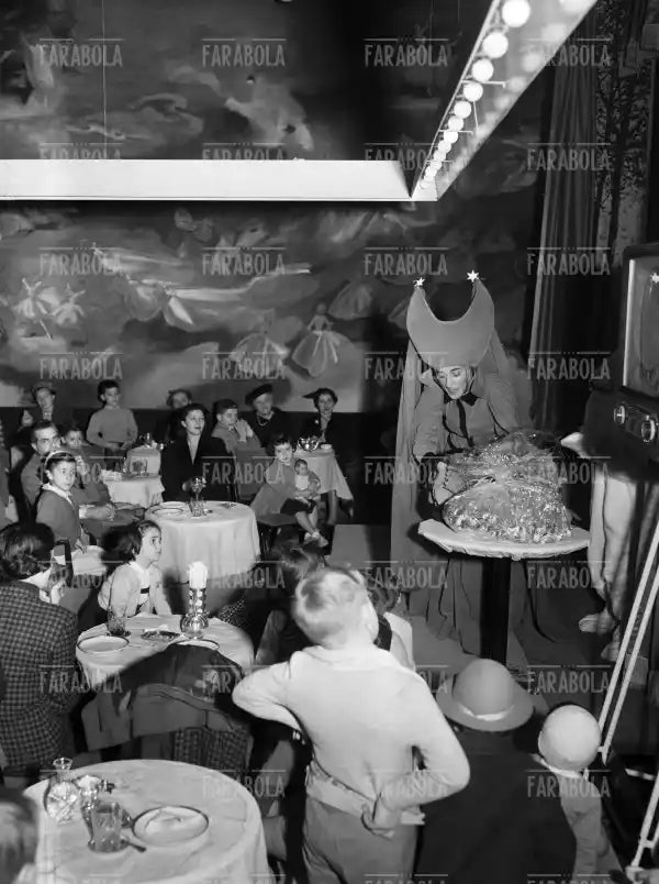 Festa per i bambini alla Rinascente, Milano, 1952