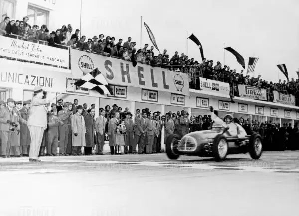L'arrivo del vincitore De Graffenried, Gran Premio di Siracusa, 1953