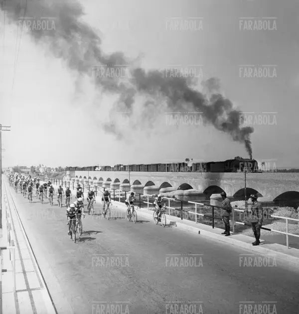 I corridori passano accanto a un treno, Giro d'Italia, 1953