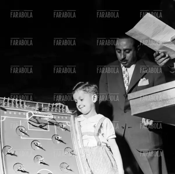Premiazione dei bambini dell'Istituto Nazionale Assicurazioni alla Rinascente, Milano, 1953