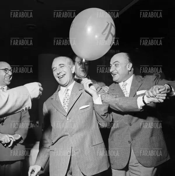 Premiazione dei bambini dell'Istituto Nazionale Assicurazioni alla Rinascente, Milano, 1953