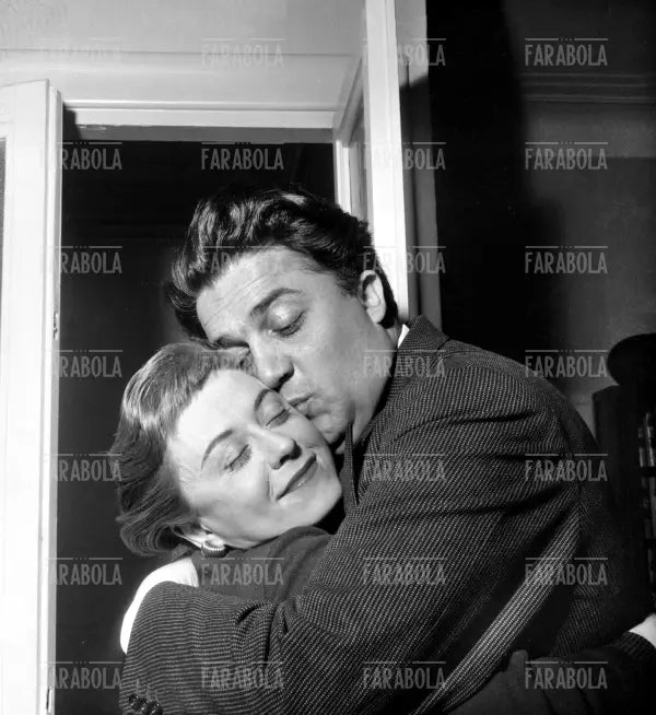 Federico Fellini e Giulietta Masina nella loro casa, Roma, 1958