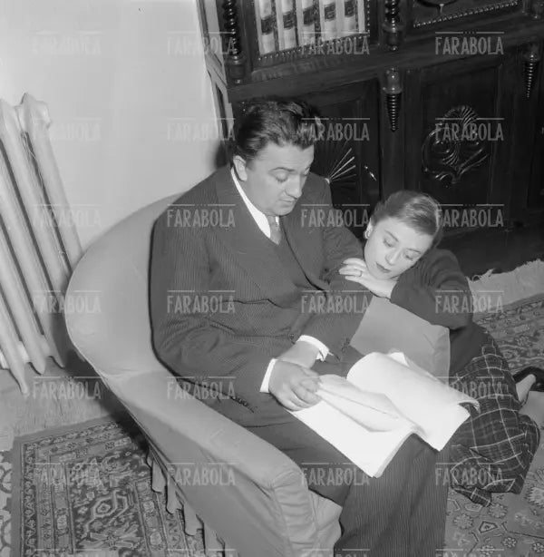 Federico Fellini e Giulietta Masina nella loro casa, Roma, 1954