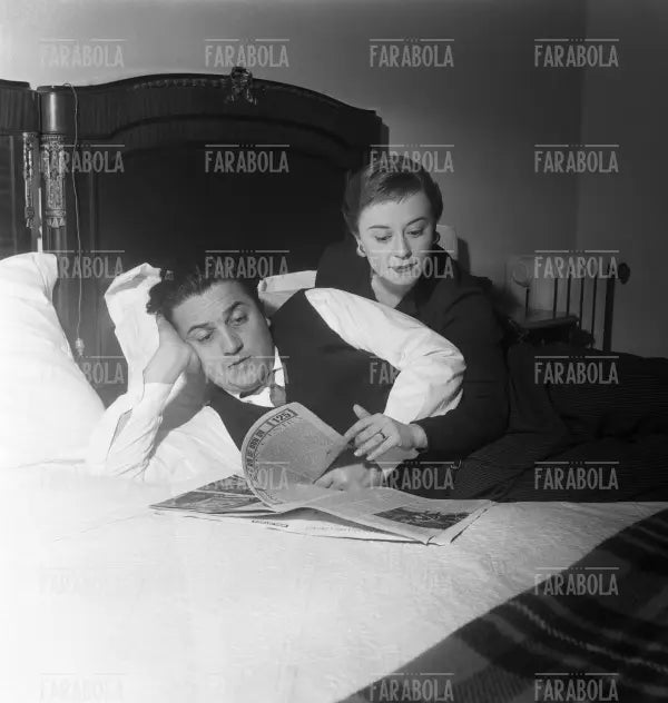 Federico Fellini e Giulietta Masina nella loro casa, Roma, 1954