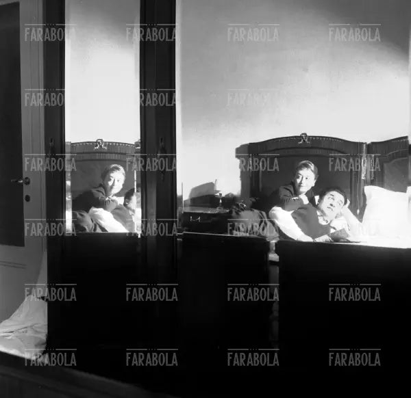 Federico Fellini e Giulietta Masina nella loro casa, Roma, 1954