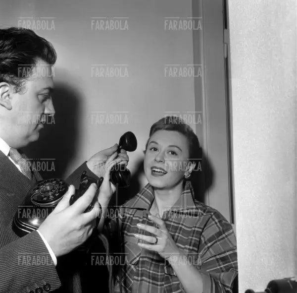 Federico Fellini e Giulietta Masina nella loro casa, Roma, 1954
