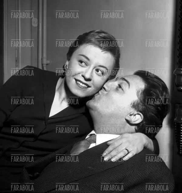 Federico Fellini e Giulietta Masina nella loro casa, Roma, 1954