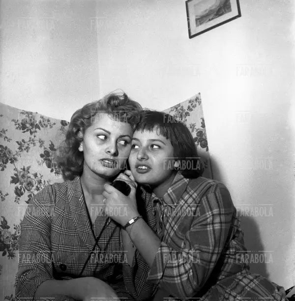 Sophia Loren e la sorella Maria Scicolone a casa, Roma, 1954