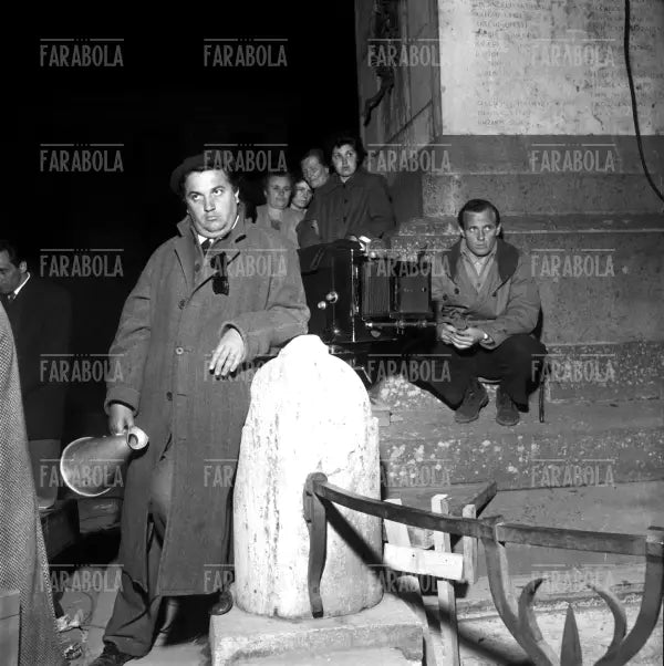 Federico Fellini sul set del film La Strada, Roma, 1954