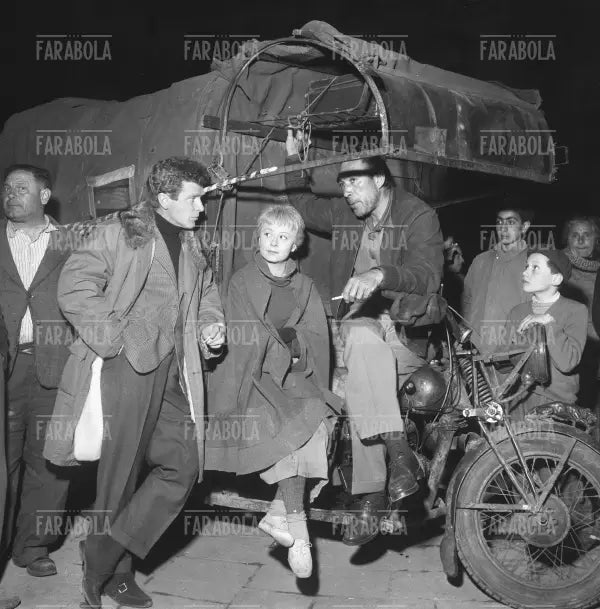 Giulietta Masina, Richard Basehart e Anthony Quinn sul set del film La Strada, Roma, 1954