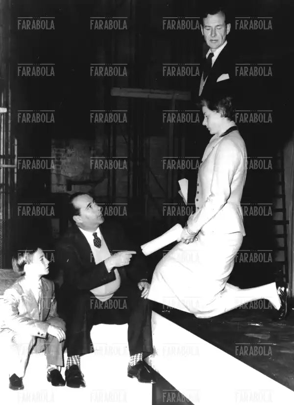 Roberto Rossellini, Ingrid Bergman, Robertino Rossellini e Valentine Dyall, Giovanna d'Arco al rogo, Londra, 1954