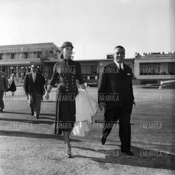 Sophia Loren e Fortunato Misiano all'Aeroporto di Ciampino, Roma, 1954