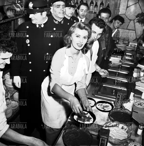 Sophia Loren prepara la pizza, Milano, 1954