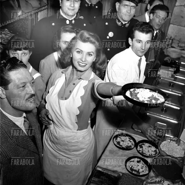Sophia Loren prepara la pizza, Milano, 1954