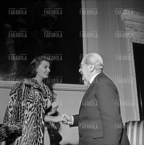Sophia Loren e il sindaco Virgilio Ferrari, Milano, 1954