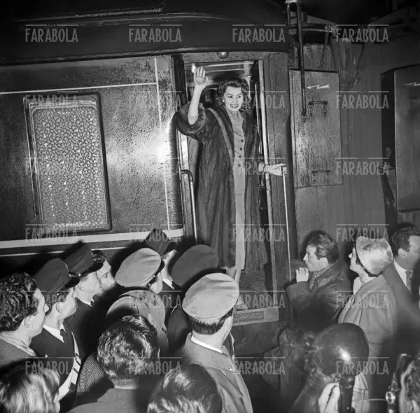 Sophia Loren arriva in stazione, Prima del film Peccato che sia una canaglia, Milano, 1955