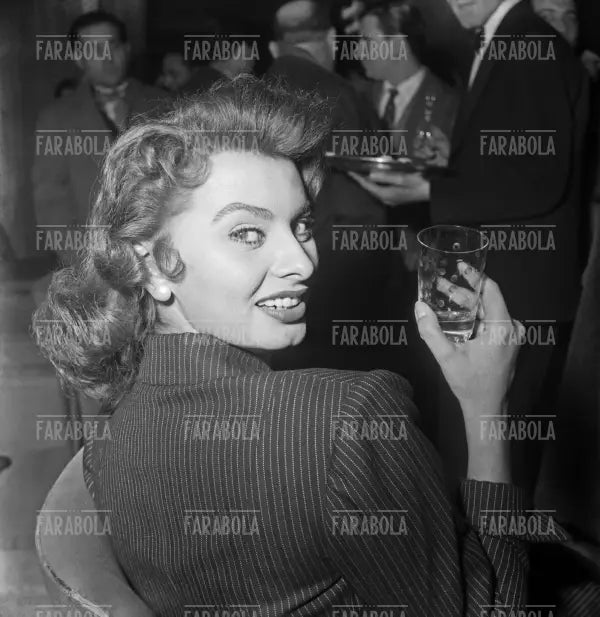 Sophia Loren, Prima del film Peccato che sia una canaglia, Milano, 1955