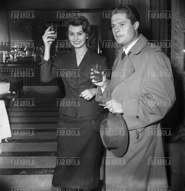 Sophia Loren e Marcello Mastroianni, Prima del film Peccato che sia una canaglia, Milano, 1955