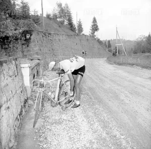 Andrea Carrea sistema la bicicletta, Giro d'Italia, 1955