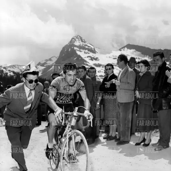 Bruno Monti aiutato da un tifoso, Giro d'Italia, 1955